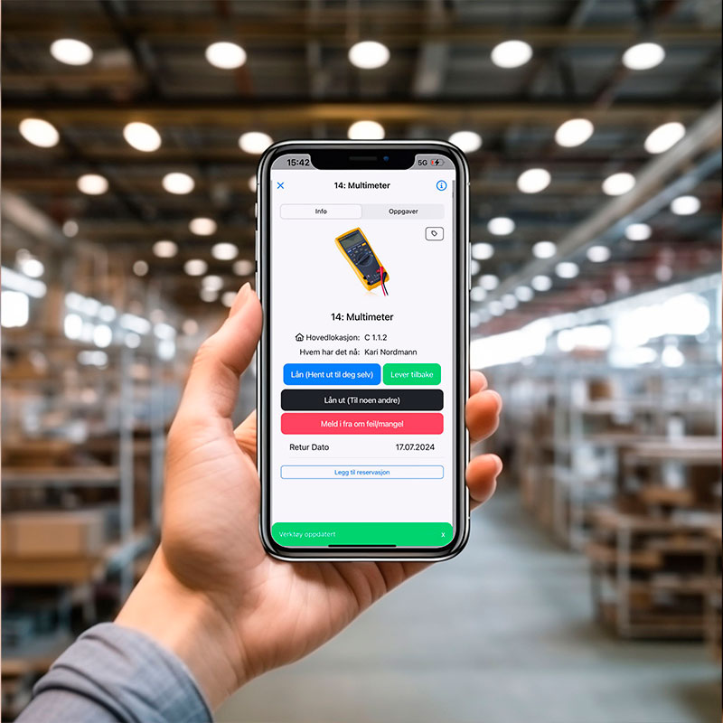 Equipo trabajando en el almacén