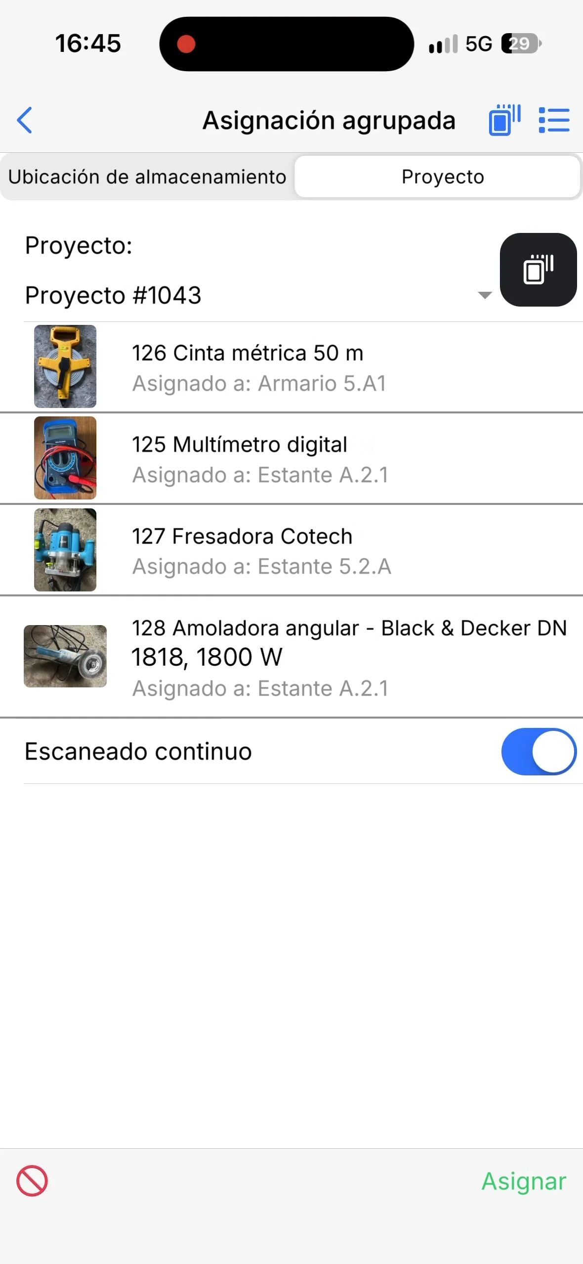 La lista de Asignación agrupada con cuatro herramientas escaneadas y el botón Asignar