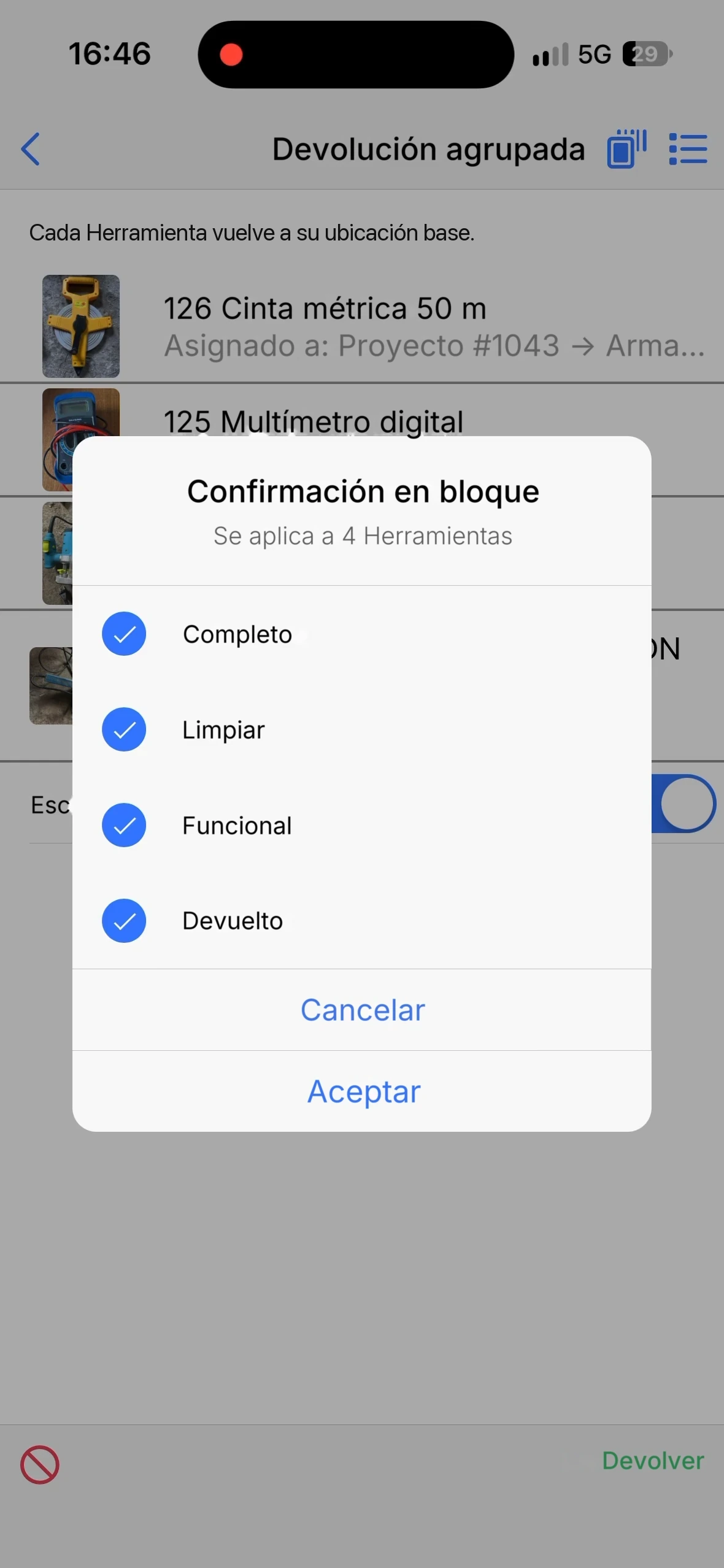 El diálogo Confirmación en bloque con la lista de comprobación de devolución, se aplica a cuatro herramientas