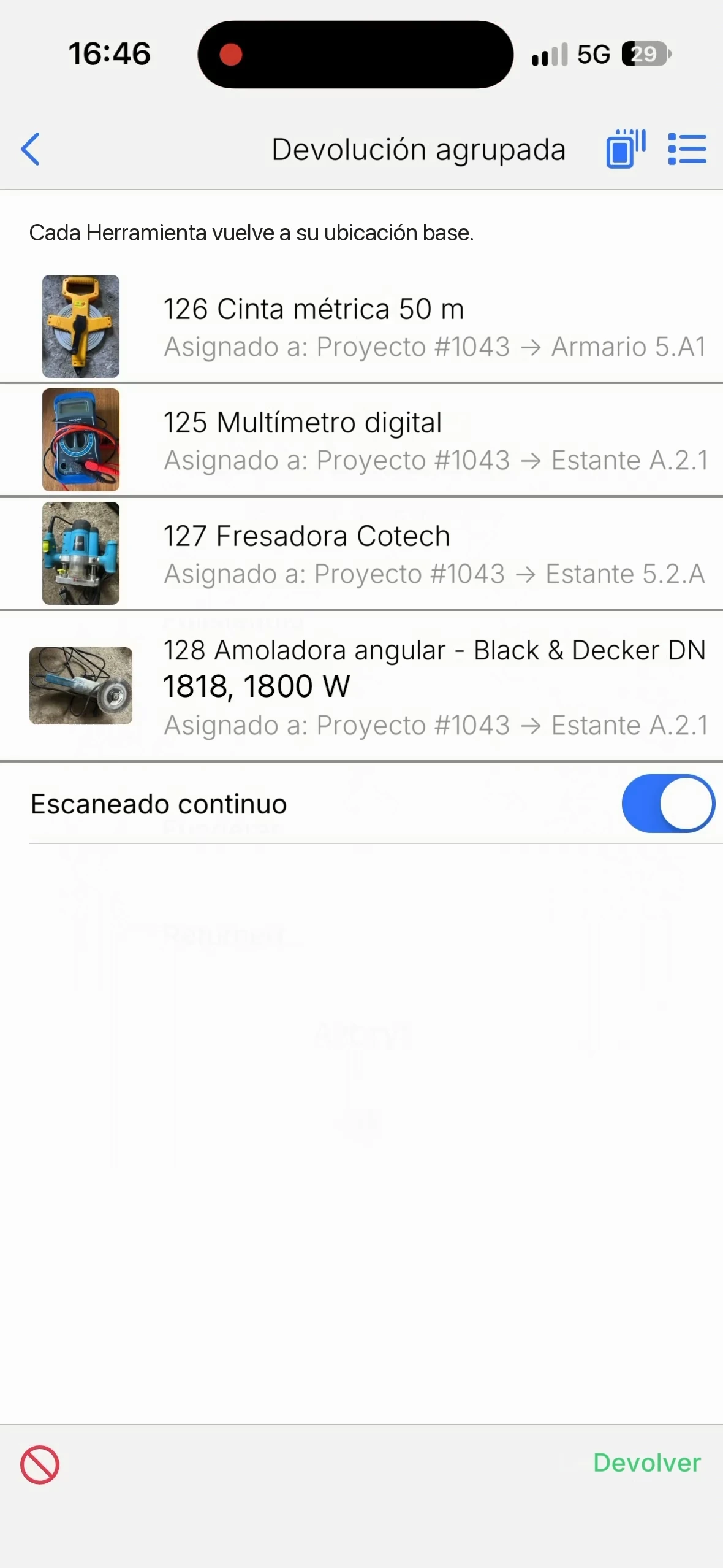 La pantalla Devolución agrupada con cuatro herramientas escaneadas, cada una con dónde está ahora y cuál es su ubicación base