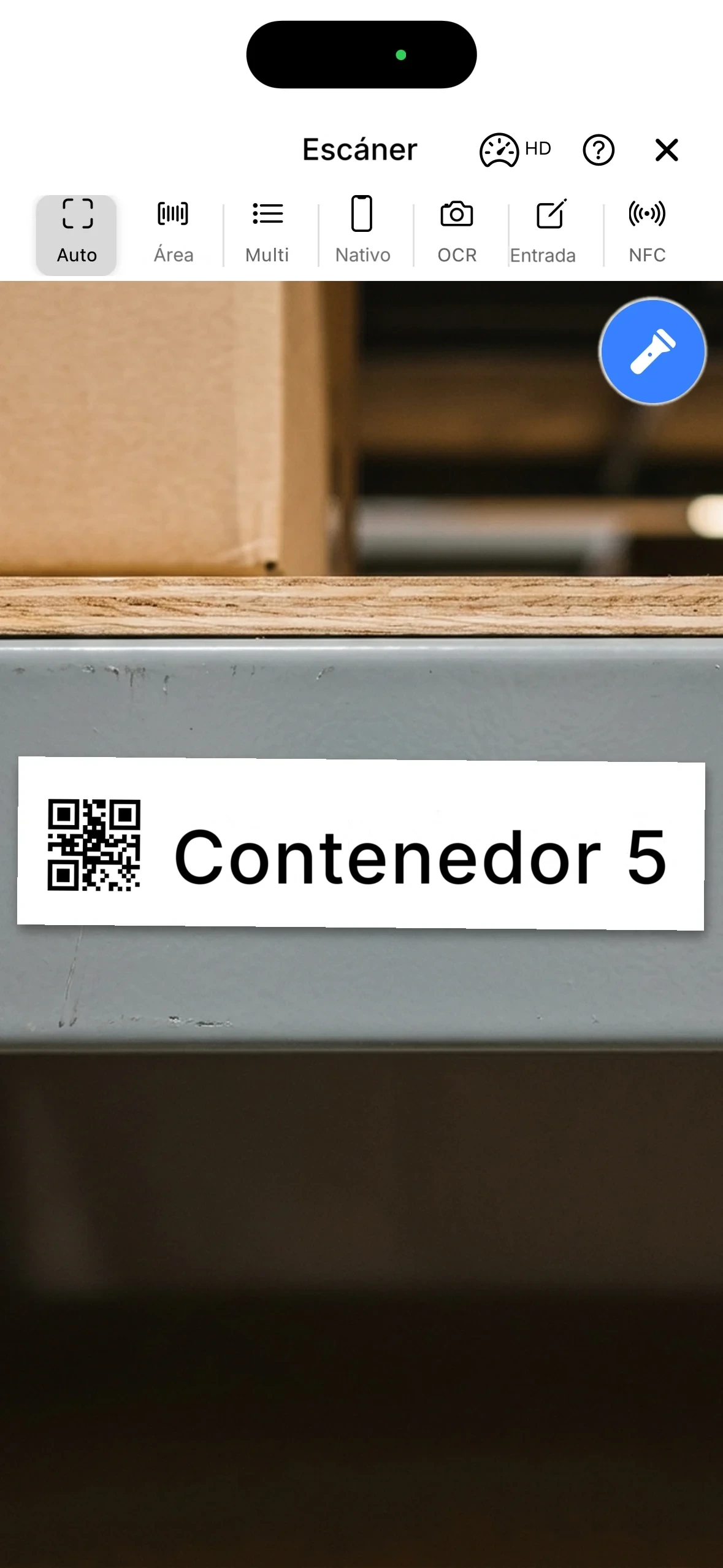 Escaneando el código QR que cuelga en la ubicación